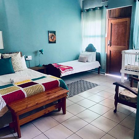 Suzies Huis Restaurant Bed And Breakfast เคปทาวน์ ภายนอก รูปภาพ