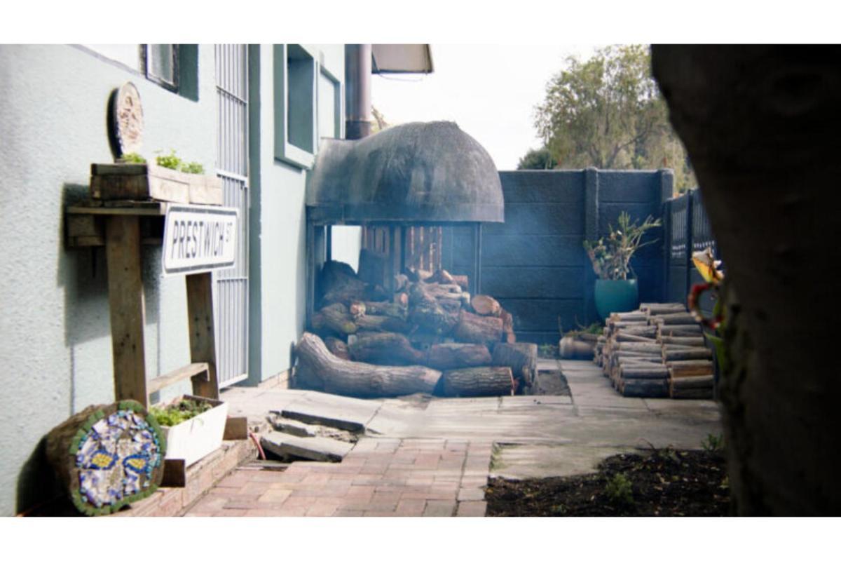 Suzies Huis Restaurant Bed And Breakfast เคปทาวน์ ภายนอก รูปภาพ